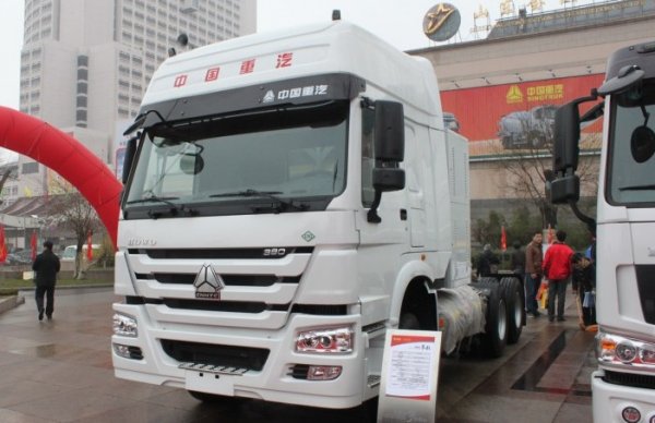 sinotruck lng tractor truck