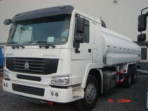 Sinotruck HOWO 6X6 Full Drive 20000L Capacity Fuel Tank Truck